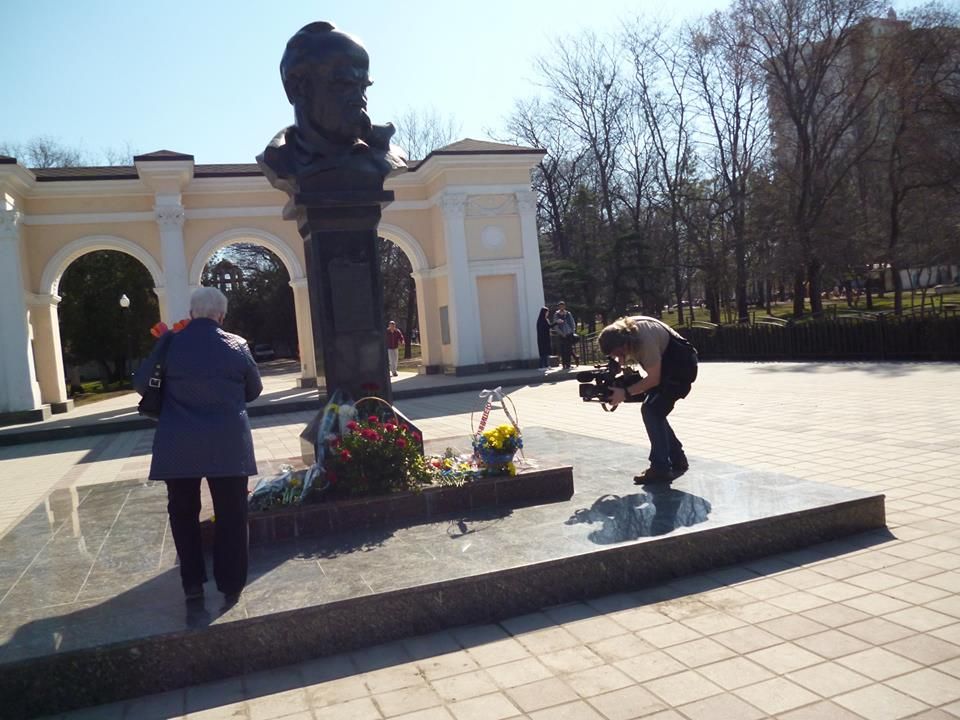 У Криму активісти, попри заборону, змогли вшанувати Тараса Шевченка (фото)