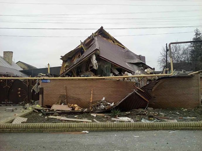 У Мар'їнці й Миколаївці бойовики обстріляли житлові будинки і перебили лінію електропостачання (фото)