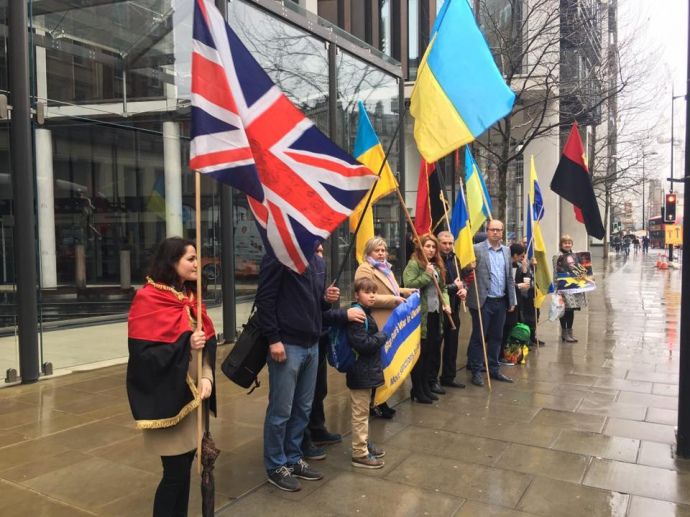У Лондоні пікетували апартаменти Ріната Ахметова через пограбування України (відео)