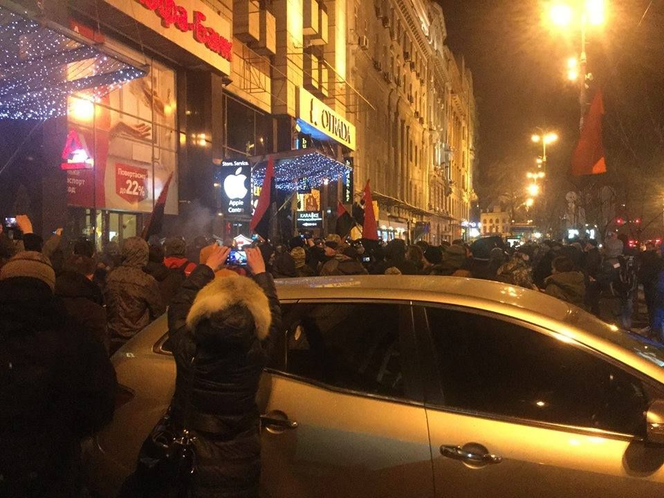 У центрі Києва закидали камінням офіс Ахметова і Альфа-банк (фото)