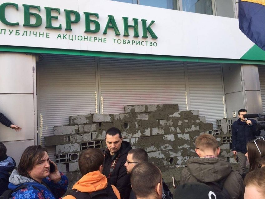Активісти розбирають бетонні блоки на вході Сбєрбанку в Києві