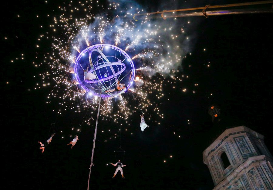 У Києві розпочалася «Французька весна»: шоу повітряних акробатів на висоті у 30 метрів (відео, фото)