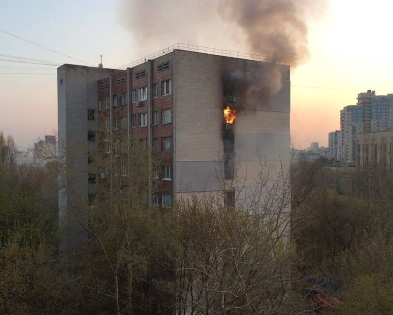 У Києві вигоріло 4 поверхи будинку на Татарці, однорічного хлопчика відвезли до Охматдиту