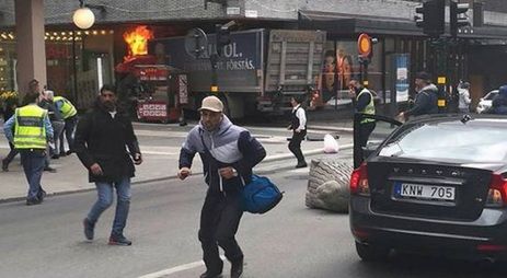 У центрі Стокгольма вантажівка в'їхала у натовп: троє загиблих (фото)