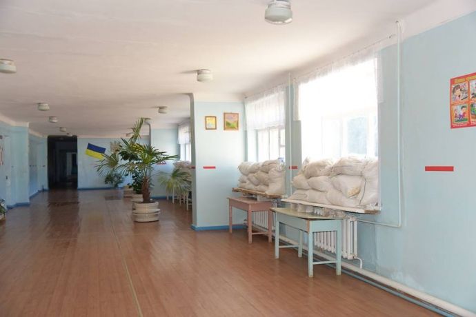 У Мар'їнці дітей евакуювали зі школи через обстріли бойовиків