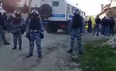 В Бахчисараї ФСБ схопила чотирьох кримських татар, що захищали від обшуків будинки активістів (відео)