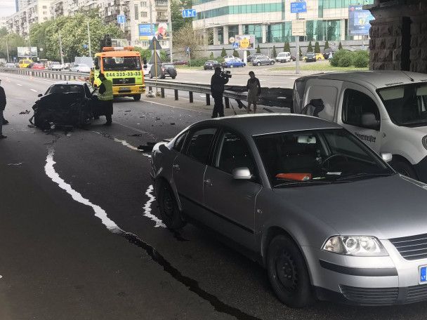 У Києві три автівки потрапили в аварію та заблокували проспект Перемоги