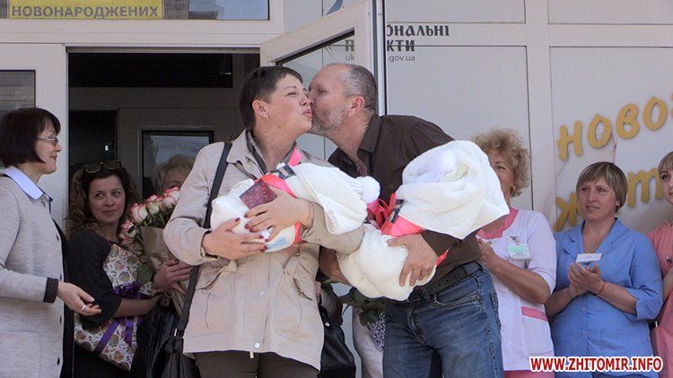 Сестричок-трійнят загиблого «кіборга» виписали із пологового будинку в Житомирі (фото)