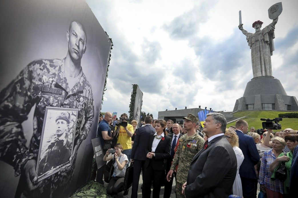 Порошенко нагадав ветеранам як онуки протистоять агресії Росії (фото)