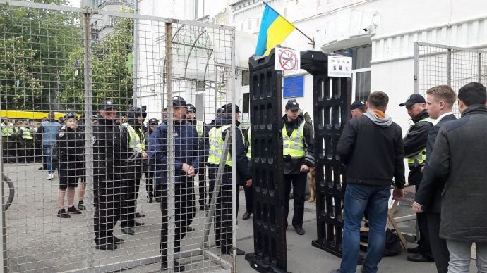 Центр Києва огородили металошукачами через Порошенка (фото)