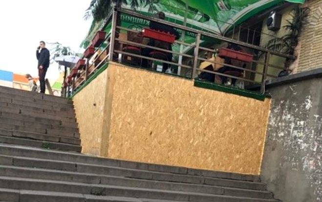 У Києві літній майданчик кафе побудували на сходах підземного переходу