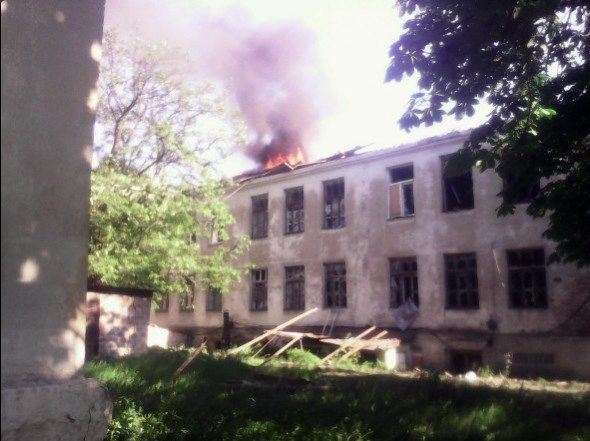 Красногорівку обстріляли бойовики: горить школа, евакуюють лікарню, зруйновано будинки