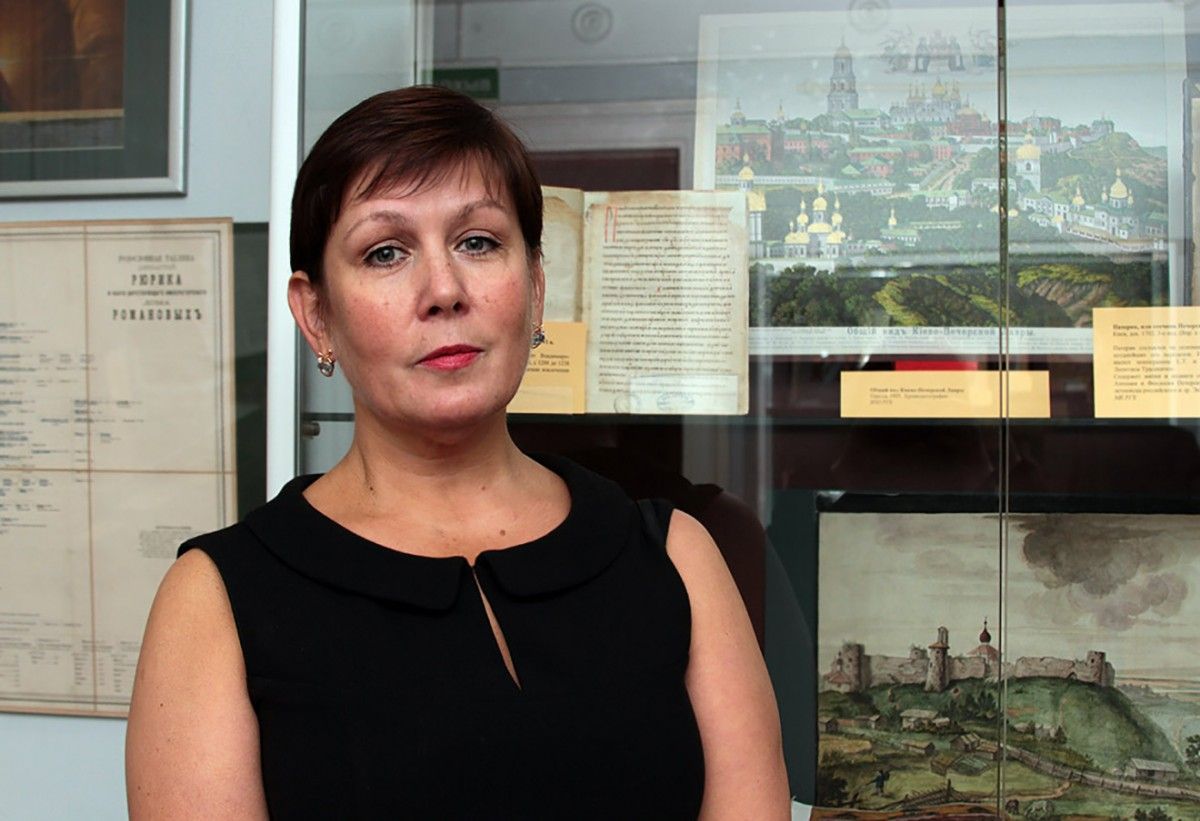 Екс-директор Української бібліотеки в Москві Наталя Шаріна в машині поліції зламала хребет