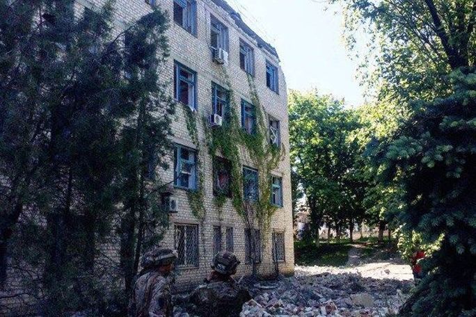 У Красногорівці поранило 8 мирних мешканців під час обстрілу терористів (відео)