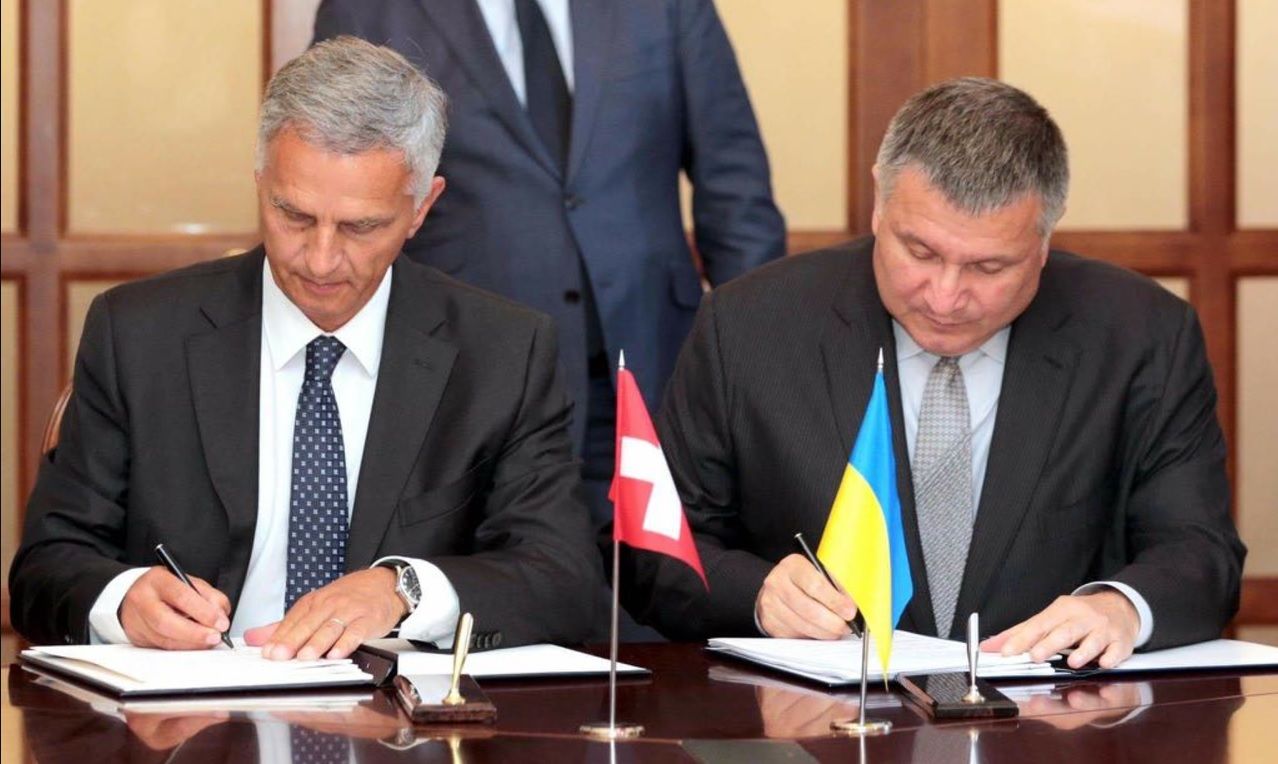 Україна та Швейцарія підписали угоду про безвіз