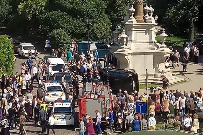 На Соборній площі у Львові авто влетіло у натовп та убило жінку