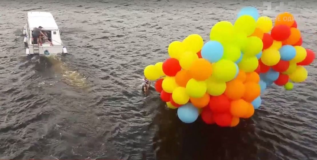 Чоловік на повітряних кульках впав у Дніпро, намагаючись ефектно освідчитися (відео)