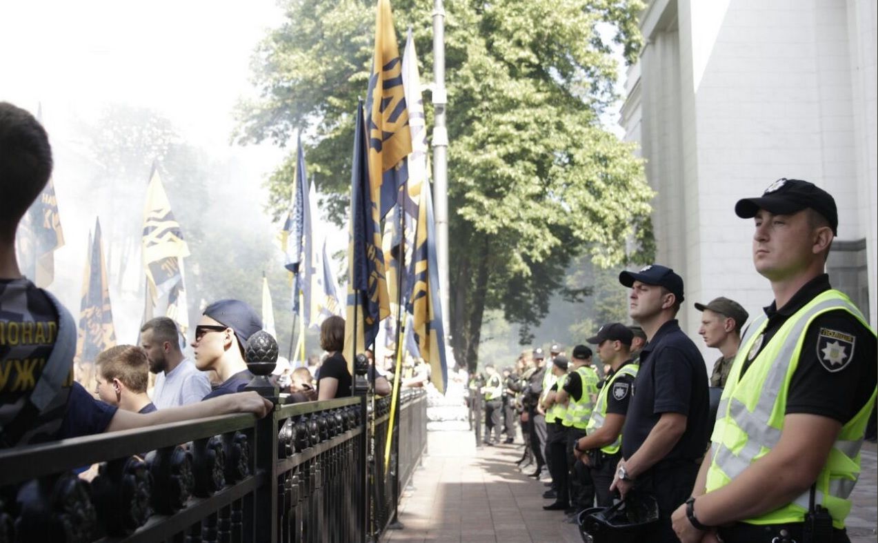 Під радою вимагають зняти з депутатів недоторканність (фото)