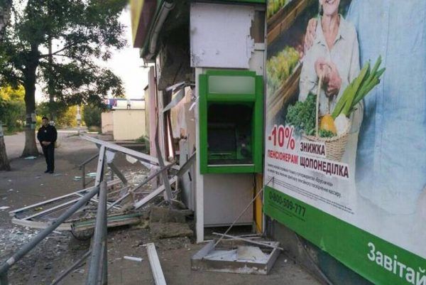 Під Харковом грабіжники підірвали банкомат ПриватБанку і вкрали гроші