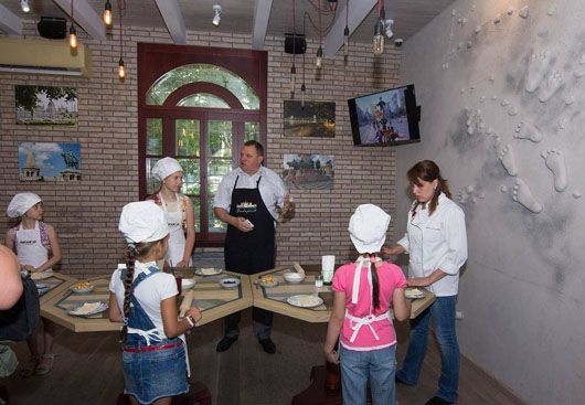 Угорці організували в Києві майстер-клас та частування для дітей переселенців