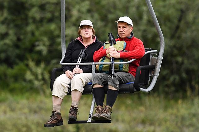 Засмучена Меркель відпочиває із чоловіком у горах Італії