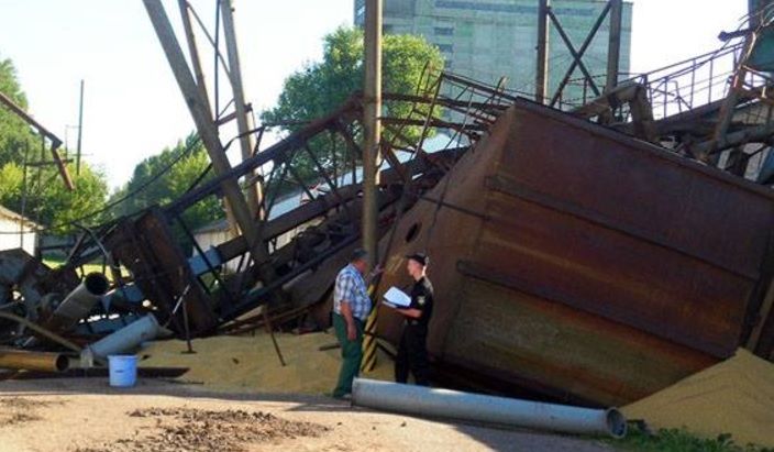 В Ольгінці 22-річного хлопця на смерть завалило уламками ангару (фото)