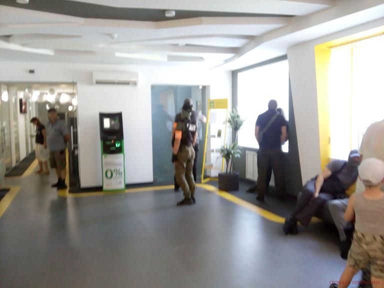 До мерії Бучі прийшли з обшуками (фото)