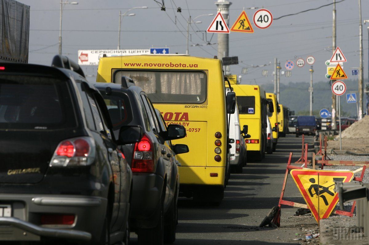 У Києві на 5 днів обмежать рух на мосту Патона, щоб зробити ремонт після ДТП