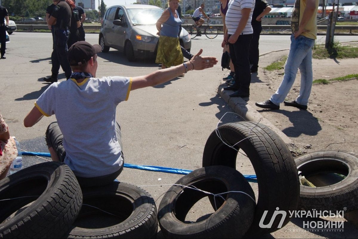 У Києві незгодні з будівництвом заправки на Ревуцького перекрили вулицю (фото)