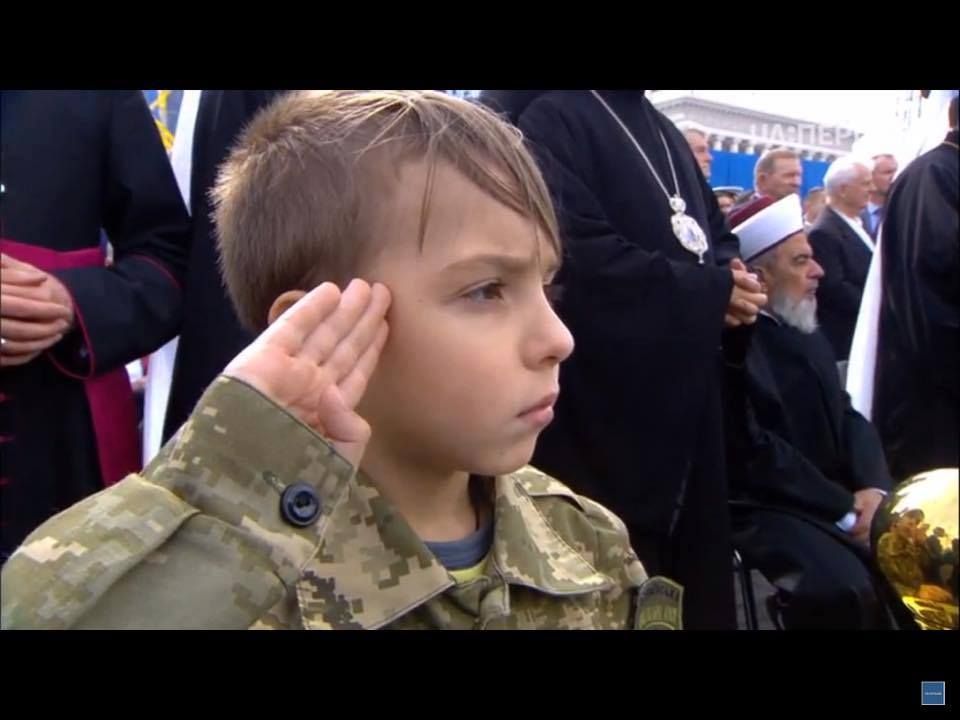 Онук Ади Роговцевої Матвій став героєм параду на Майдані (фото)