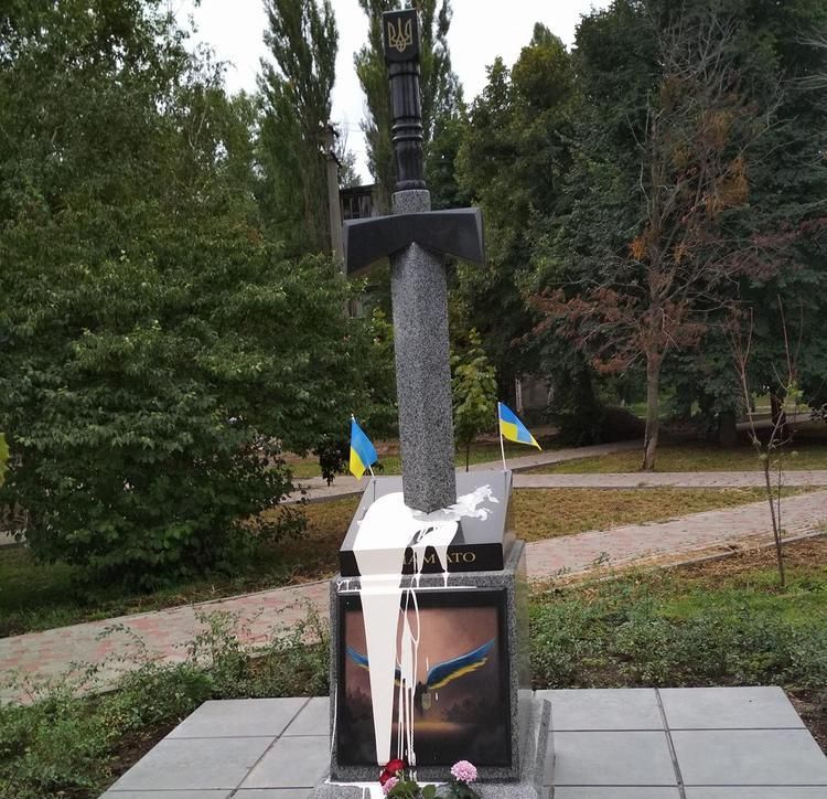 У Києві спаплюжили пам'ятник героям АТО у вигляді меча, встромленого в карту Росії