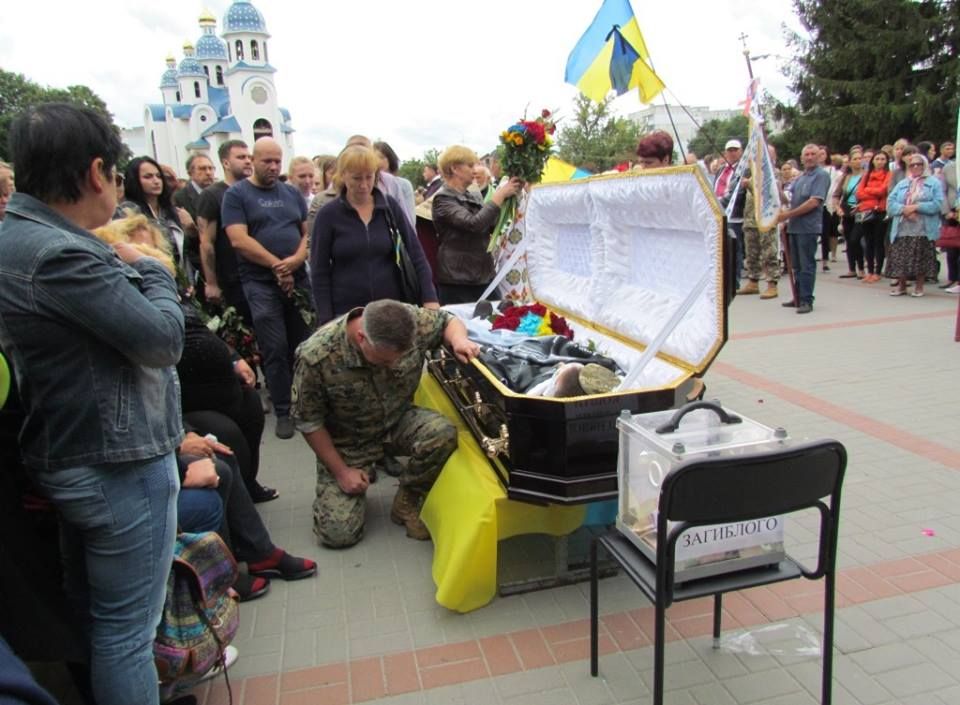 У Фастові попрощались із загиблим в Авдіївції Денисом Гловою