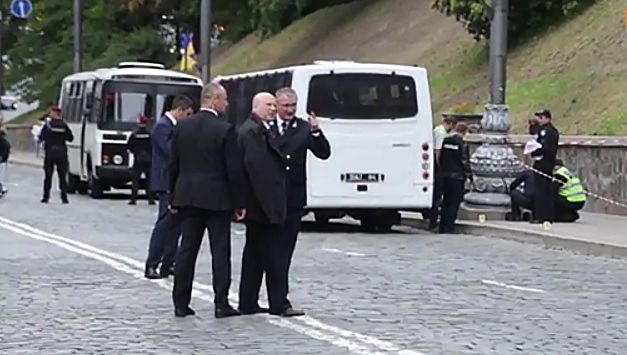 Луценко про вибух на Грушевського: вибухівку кинули в авто з військовими