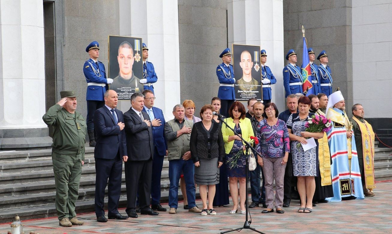 Під Верховною Радою відкрили пам'ятну дошку загиблим Нацгвардійцям (фото)
