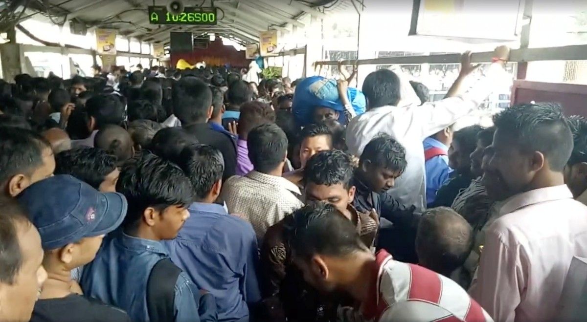 У Мумбаї загинуло 22 людини в тисняві на вокзалі (фото)