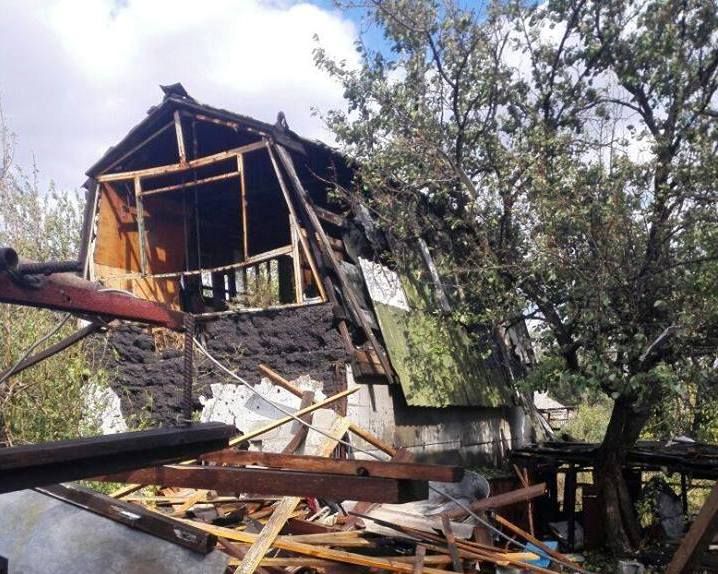 У Мар’їнці бойовики мінометом знищили приватний будинок