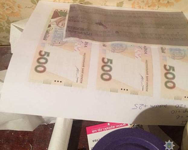 У Запоріжжі спіймали фальшивомонетників, які змивали підроблені гроші до каналізації (фото)