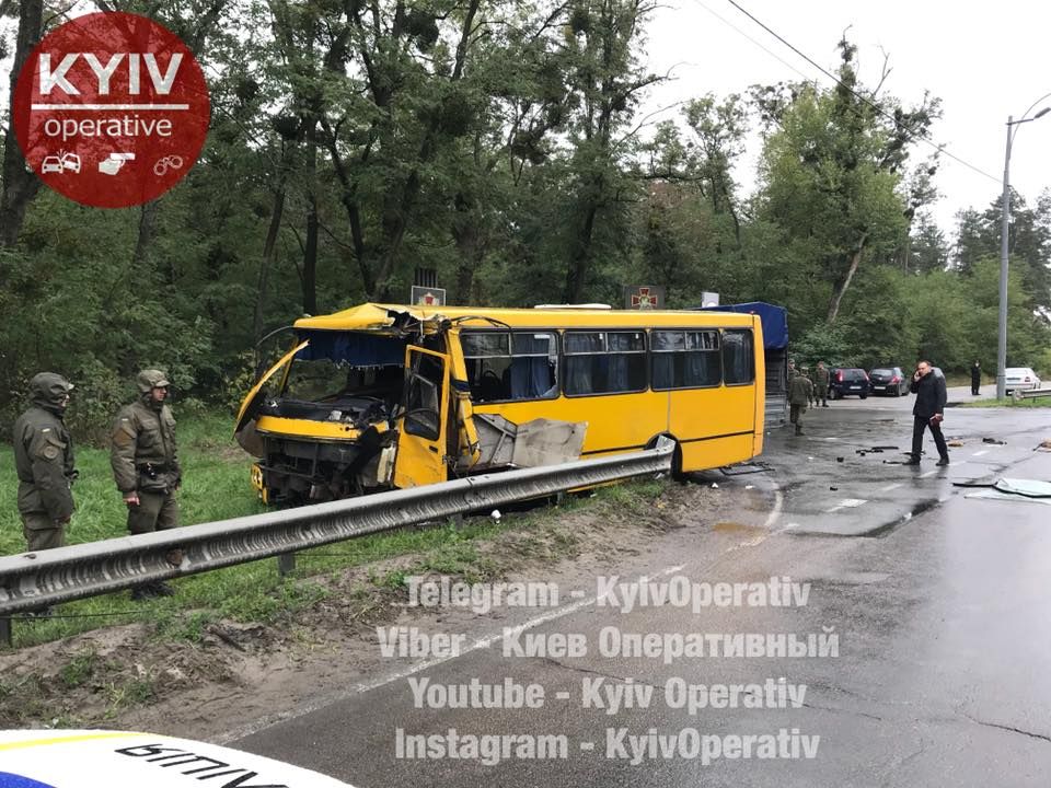 Біля Нових Петрівців маршрутка врізалася в автобус Нацгвардії: загинув військовий