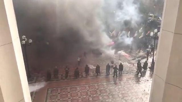 Під Верховною Радою мітингувальники проти законів Порошенка по Донбасу підпалили димові шашки