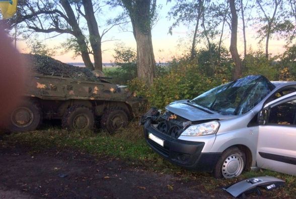 Біля Калинівки БТР зніс із дороги легковик: водія автівки госпіталізували в «нейрохірургію»