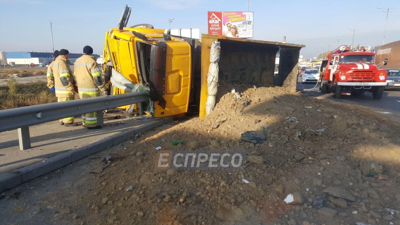 У Києві водій маршрутки "підрізав" вантажівку: Восьмеро людей травмовані