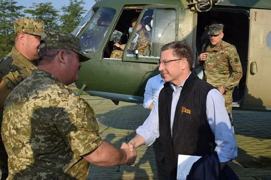 Диригент Донбасу: навіщо Волкер знову їде до Порошенка