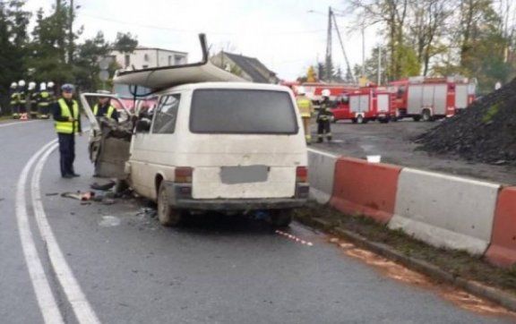 У Польщі зіткнулися мікроавтобус та вантажівка: загинули та поранені українці