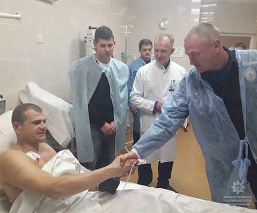 Постраждалим від озброєних грабіжників дніпровським поліцейським позапланово присвоїли звання