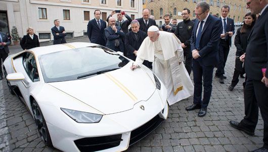 Гроші від продажу «Ламборджині» Папи Римського підуть на допомогу нужденним