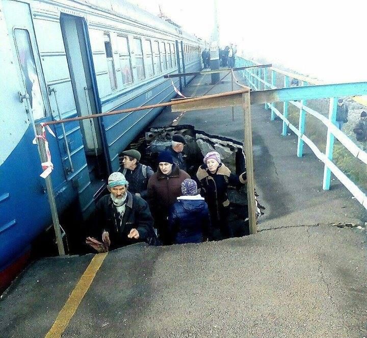 На Запоріжжі пасажири чекають на електричку в ямі (фото)