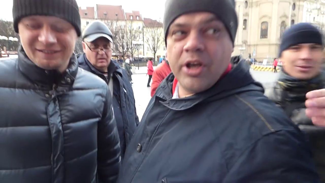 У Празі троє російськомовних чоловіків під вигуки «Кримнаш» напали на проукраїнських активістів (відео)