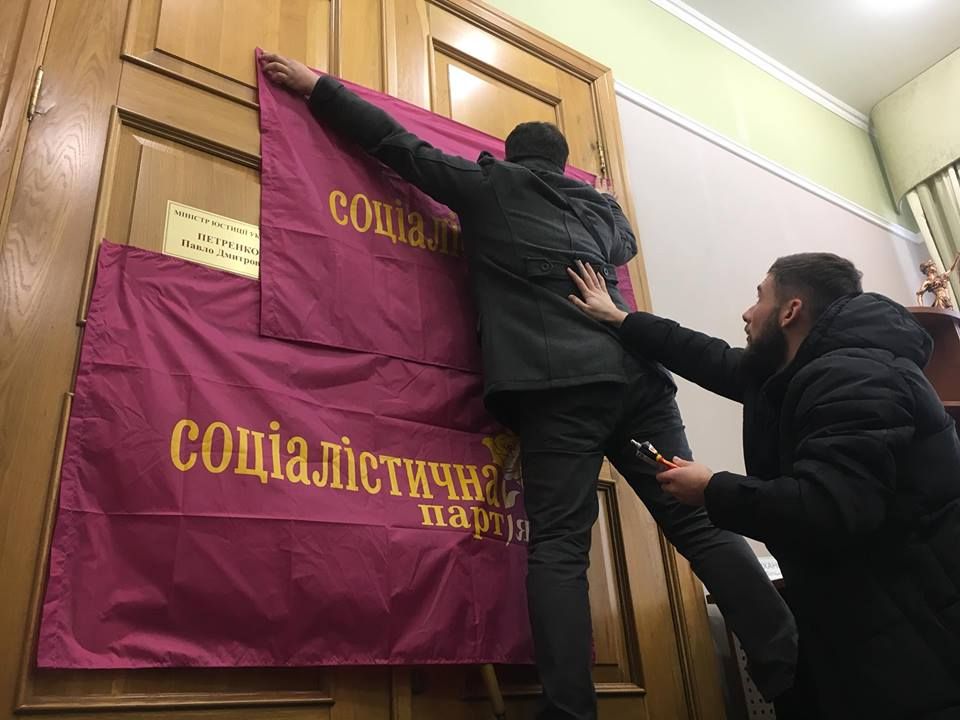 Депутат Каплін виламав двері у приймальні міністра юстиції Петренка (фото)