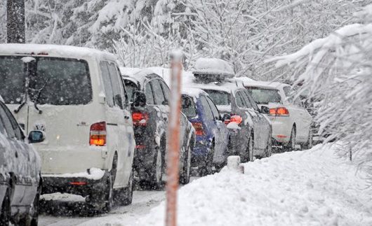 Коли зима не в радість: снігопади спричинили транспортний колапс по всій Україні