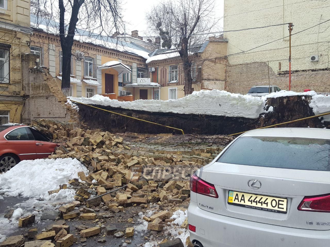 У Києві стіна між будинками впала на припарковані автомобілі (фото)